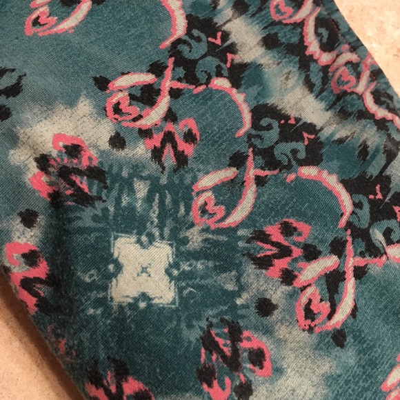 Beautiful patterned asymmetric Top - Picture 5 of 5